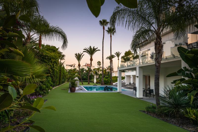 Foto 2f2d0627-a50d-45c8-a2ea-f8fdb2cdaf08. Casa excepcional finca tipo villa en atalaya, este en Estepona