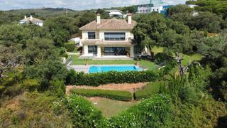 Haus in Sotogrande Alto. Elegante villa de cinco dormitorios con vistas panorámicas al go