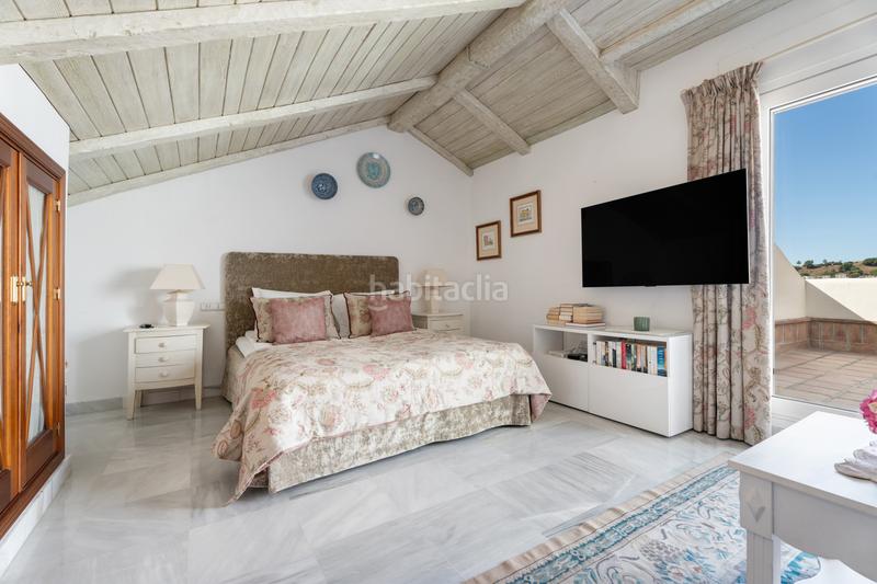 Foto 49bd3df4-ca1e-4472-8a9d-6f8c68f21ce0. Attico con parcheggio piscina in Nueva Andalucía centro Marbella