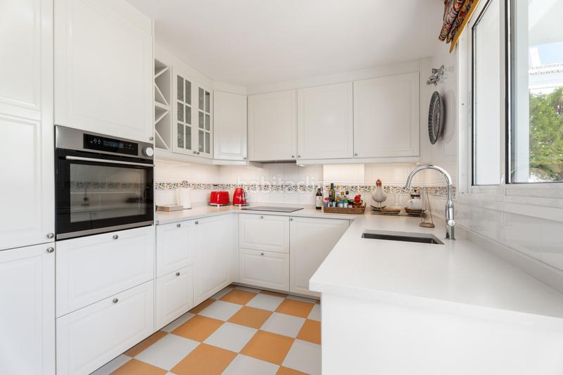 Foto 9a9fcdc9-3e94-4189-96be-30b2fd25be17. Attico con parcheggio piscina in Nueva Andalucía centro Marbella