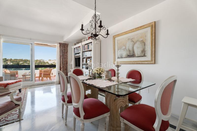 Foto ce181654-d94b-4893-b27b-e937e8ebc141. Attico con parcheggio piscina in Nueva Andalucía centro Marbella