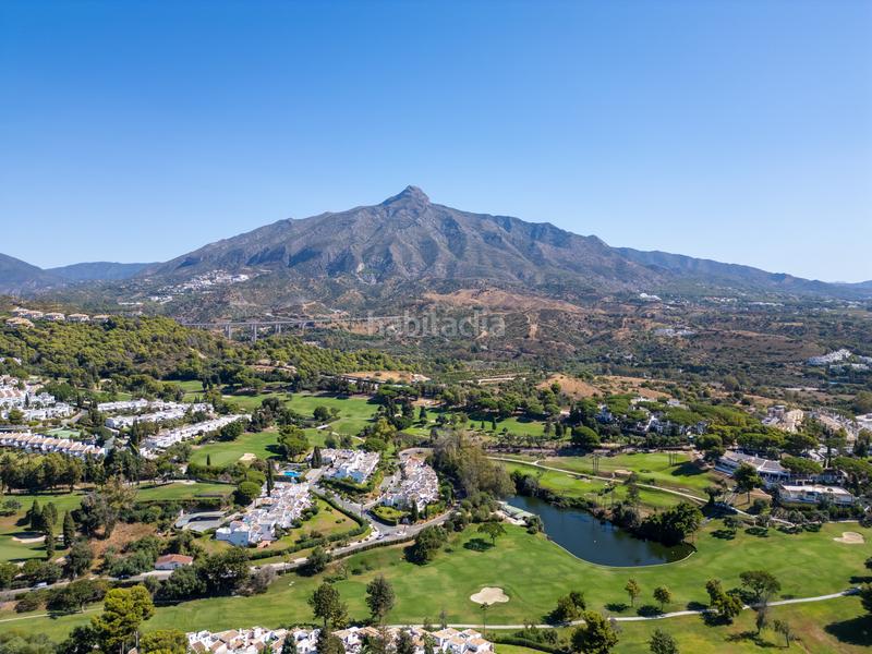 Foto f09f3890-2c23-4741-bb05-3626d5ebc7f9. Attico con parcheggio piscina in Nueva Andalucía centro Marbella