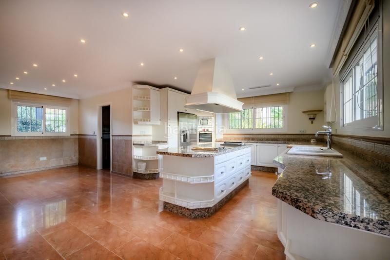 Foto 0b664fbe-8cf1-4f70-a062-f7674f3a19da. House with parking pool in Nueva Andalucía centro Marbella