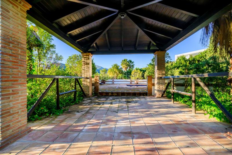 Foto 2992fe0e-4e8a-4ea2-a9ad-8477201e64c4. House with parking pool in Nueva Andalucía centro Marbella