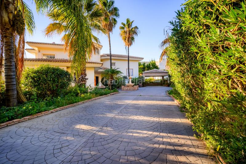 Foto cf76a18f-b868-4e7d-86d4-87f68588a7e3. House with parking pool in Nueva Andalucía centro Marbella