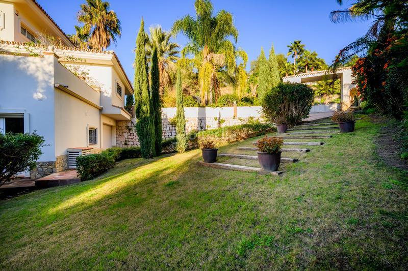 Foto e0370d1d-12bd-4fdd-b92f-2a7feb21b23f. House with parking pool in Nueva Andalucía centro Marbella