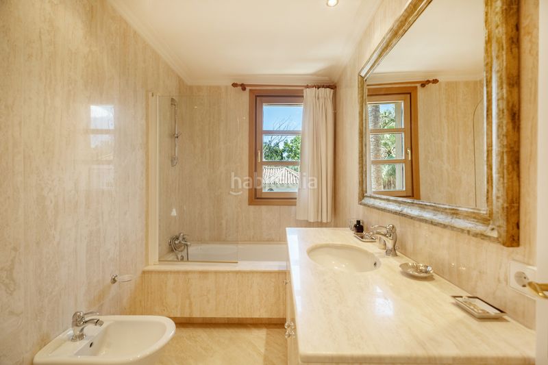 Foto 180456e4-2acf-4ad4-874e-8e8d8048d3d1. Casa amb calefacció aparcament piscina a Las Brisas Marbella