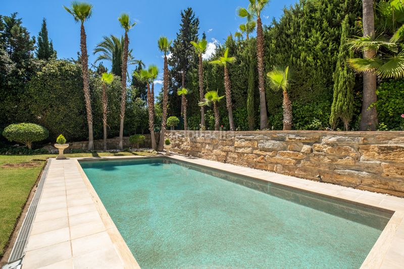 Foto 2c3b8f11-c4cb-44d8-ae8f-ccc095db6cb4. Casa amb calefacció aparcament piscina a Las Brisas Marbella