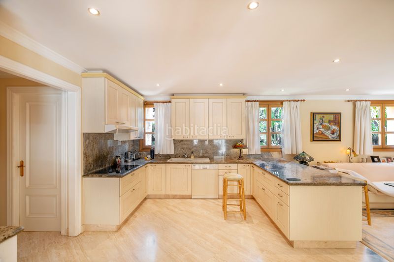 Foto 46ed7543-f27b-4316-a29d-cf123d4337b9. Casa amb calefacció aparcament piscina a Las Brisas Marbella