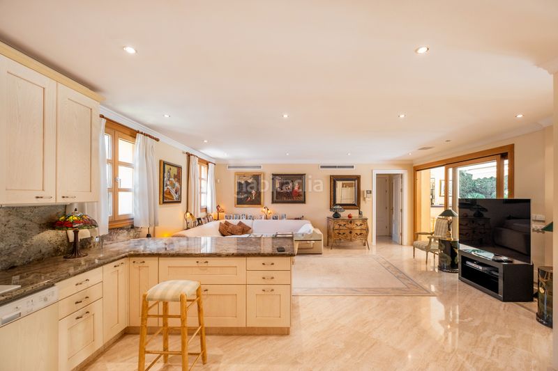 Foto 682a3249-3f49-4011-a0de-c53b6298a4cc. Casa amb calefacció aparcament piscina a Las Brisas Marbella