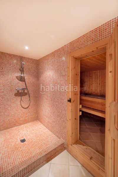 Foto b4f9c1d2-1886-45bc-9b23-d038fcb163bb. Casa amb calefacció aparcament piscina a Las Brisas Marbella