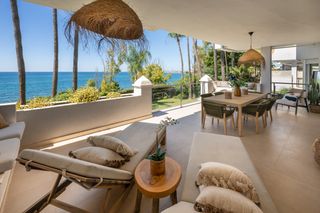 Apartament a Centro. Apartamento exclusivo en primera línea de playa  viva estepona e