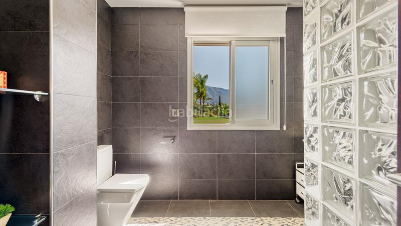 Foto 513e623f-64ba-4c8e-b7dc-19b7f9682467. Lloguer casa amb aparcament piscina a Las Brisas Marbella