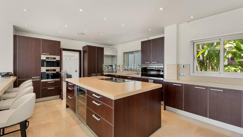 Foto c6b1207a-a4c0-4c0d-8cc1-31298768c298. Lloguer casa amb aparcament piscina a Las Brisas Marbella