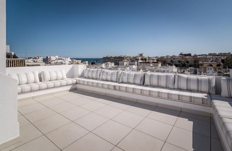 Foto c18968d5-207a-44c8-8d45-17fb613fcca4. Casa amb piscina a Centro Estepona