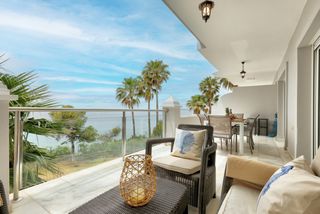 Apartament a Zona de Punta Plata. Descubra lo mejor de estepona vida en primera línea de playa en