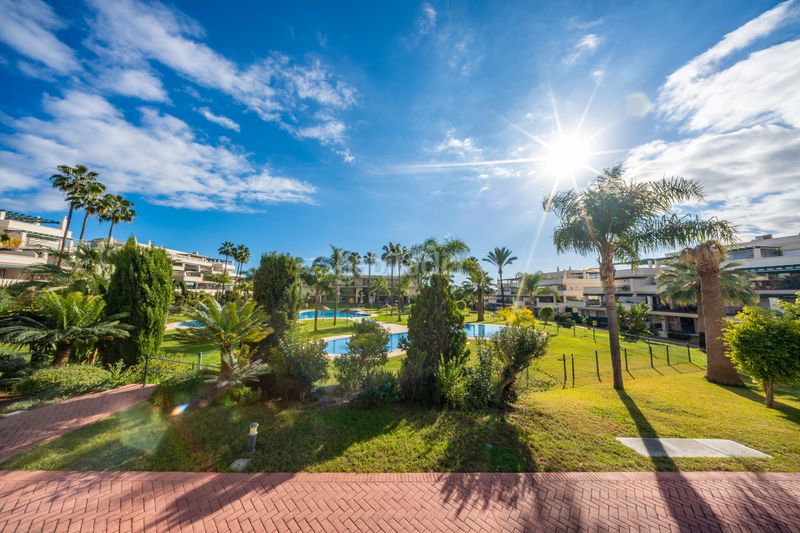 Foto b52ad011-4f18-40d1-aa30-7376f0c41db7. Apartament amb aparcament piscina a Rodeo Alto - Guadaiza - La Campana Marbella