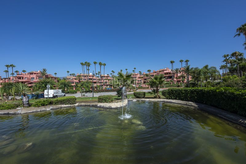 Foto 0c7790cd-e97e-4121-8388-b895b5f8f6eb. Planta baja apartamento en planta baja lujo en Guadalmansa Estepona