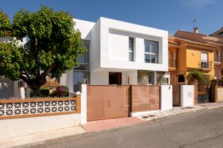 Casa adosada en Los Pacos. Exclusivo adosado de estilo contemporáneo con piscina privada en