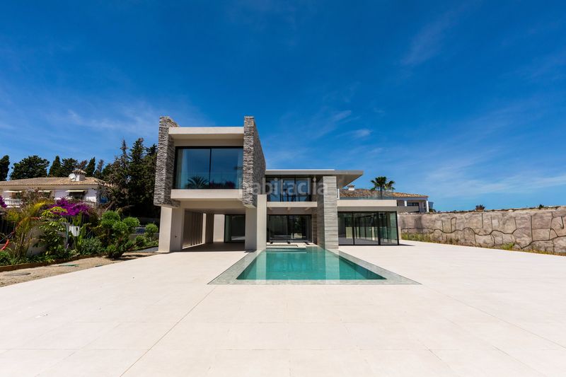 Foto bad679ce-95fa-411b-8647-e6a252f8a26f. Casa amb piscina a Nueva Alcántara Marbella