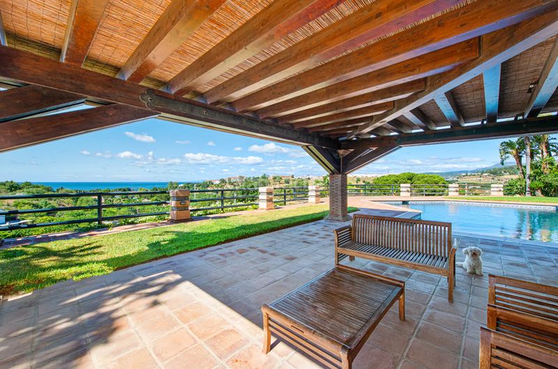 Foto fb075d35-b2bb-4d0c-b6b4-fed7843f7d1e. Casa amb aparcament piscina a Sotoserena Estepona
