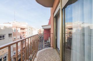 Etagenwohnung in Camí dels Magros - Casablanca. Piso en avenida libertad de 4 habitaciones, ascensor, balcón...