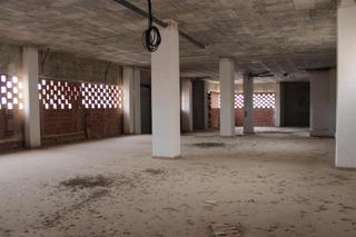 Lloguer Local Comercial a Nou Altabix. Se alquila local comercial en zona squash de origen, posibilidad