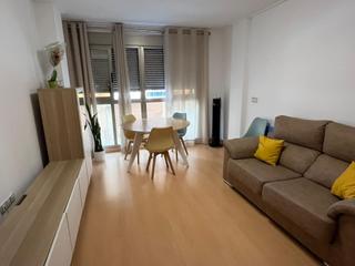 Location Appartement à Plaza Crevillente - Antiguos Juzgados - El Asilo. Se alquila este piso seminuevo con plaza de garaje muy cerca de