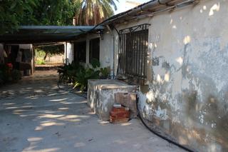 Xalet a La Marina. Se vende esta finca con 1.700 metros de parcela junto camping de