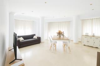 Location Appartement à Avenida poeta miquel hernández 16. Piso en esquina con 4 dormitorios y dos baños, mucha luz natural