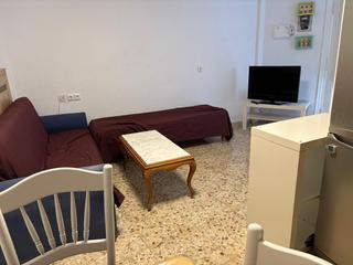 Lloguer Pis  Calle victoria kent. Se alquila planta baja con entrada independiente de una habitaci