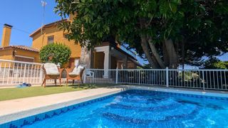 Chalet in Las Bayas. Te ofrecemos este fantástico chalet junto a la carretera de sant