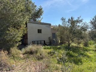 Chalet in El Altet. Se vende parcela de 3.000 metros cuadrados con una casaalmacén d