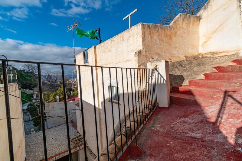 Foto d812bac5-e10c-4f44-b79f-7cc64caf0151. Casa  con cuevas y terreno en barranco del abogado en Granada