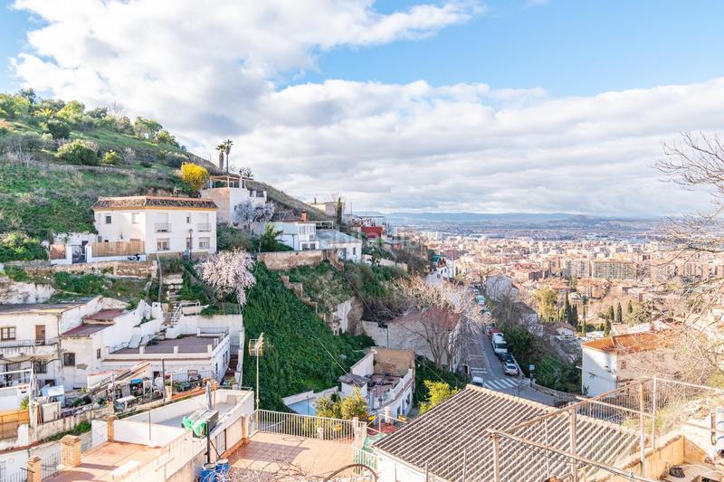 Foto ec9b3c36-b22b-4c0c-a567-91809130ee1b. Casa  con cuevas y terreno en barranco del abogado en Granada