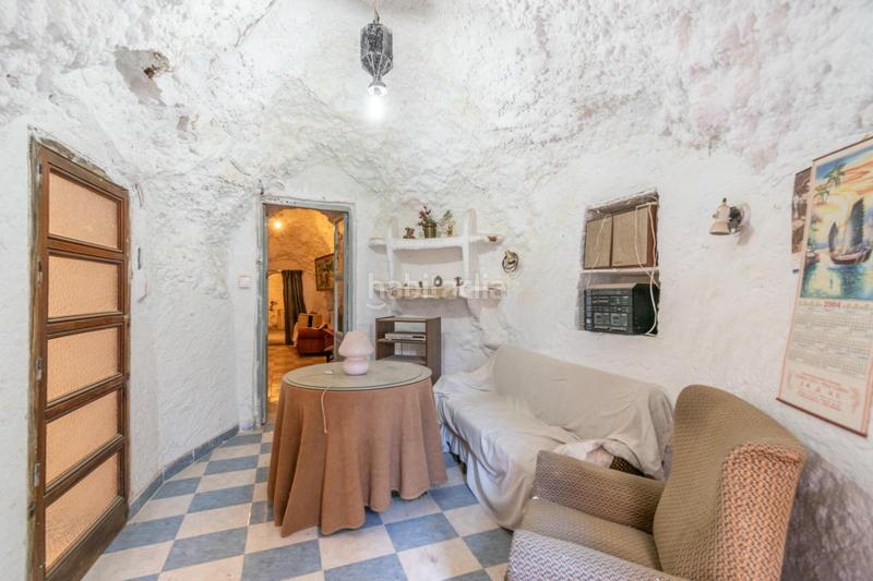 Foto fa272568-66ca-428b-9909-35e6d0fde27b. Casa  con cuevas y terreno en barranco del abogado en Granada