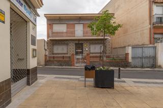 Casa adossada  Calle real baja. Se vende casa con parcela de 518 m2  centro ogíjares.