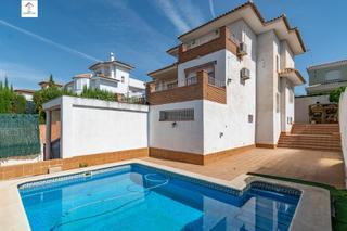 Chalet in Otura. Tu refugio en la urbanización cortijo de la luz