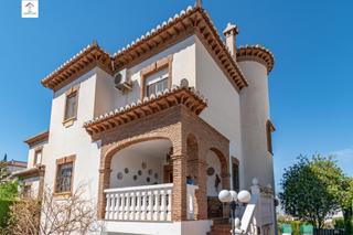 Chalet en Calle de la va del tranva 39. Impresionante chalet en la zubia con piscina y espacios amplios