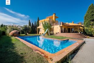 Chalet  Calle calle buenos aires (ur.el arenal) 69. Gran chalet en alhendín con 7 dormitorios, piscina y pista de te