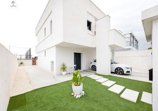 Casa in Calle igualdad 16. Bonita casa independiente de reestreno en zona residencial de la