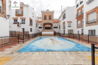 Casa adosada en Calle calle juan vázquez 5. Casa adosada en urbanización con piscina junto al ferial