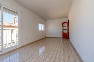 Flat  Avenida de andalucía 25. Piso luminoso muy cerca de granada con plaza de garaje y traster