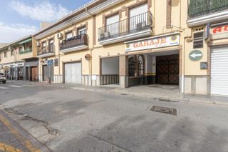 Aparcament cotxe a Santa Fe. Garaje cerrado en santa fé
