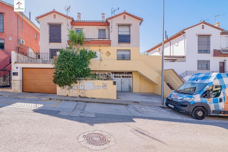 Foto 46a0629f-f9e5-4654-8df6-aa1d5753b2d9. Casa aparellada a avenida luis javier 2 a Jun