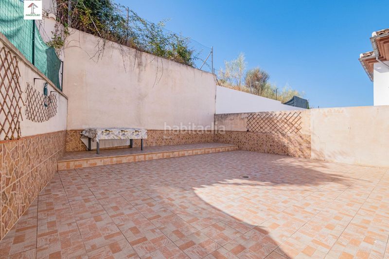 Foto 8f3c4f2c-9713-4bfb-a2db-2a7d4f9b8ee5. Casa aparellada a avenida luis javier 2 a Jun