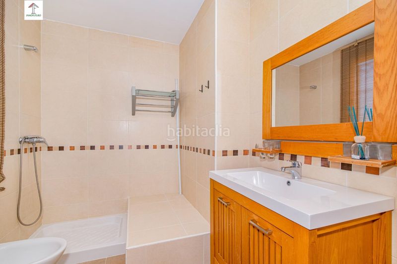 Foto ac1aad0c-c047-42c2-83c2-2345d9461728. Casa aparellada a avenida luis javier 2 a Jun