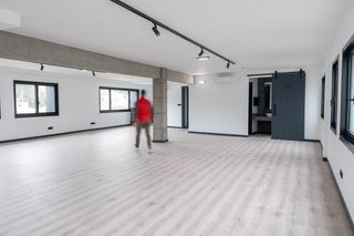 Rent Office space  Autovia fisterra. Estrena oficina con estilo industrial y luz natural!