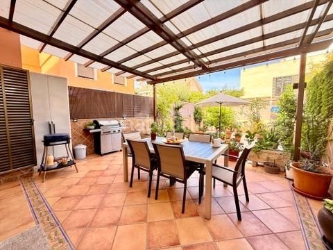 Foto 706b2a39-2004-425b-94cd-9703f10473e4. Casa aparellada amb aparcament a Amanecer Palma de Mallorca
