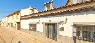 Casa adossada a Calle depósito 25. Chalet grande con patio y ático en la planta de arriba.